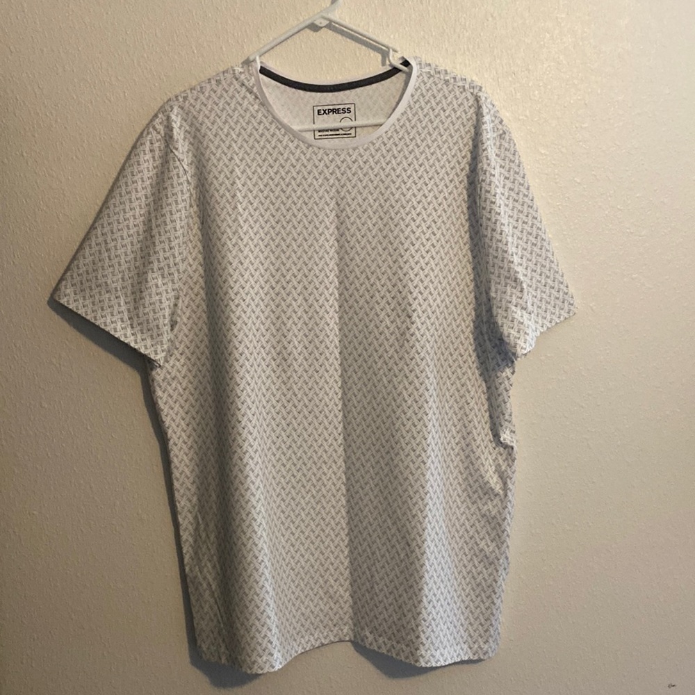 NWOT EXPRESS MICRO DOR GEOMETRIC DESIGN SHORT SLEEVE TEE